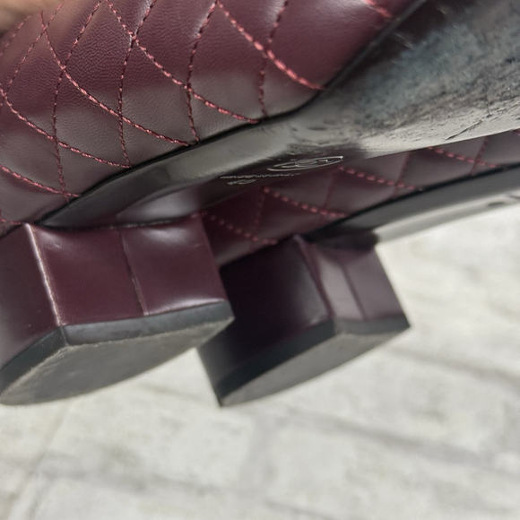 Chanel Burgundy Quilted Leather Scallop Detail CC Block Heel Pumps Size 40 US 10 - Picture 9 of 11